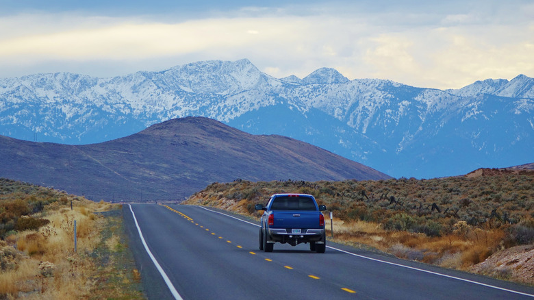 Voiture conduisant sur Hells Canyon Scenic Byway