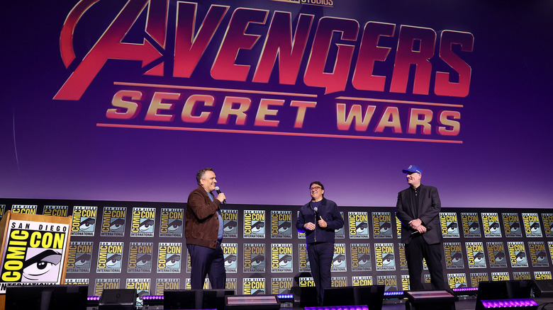 Joe Russo, Anthony Russo et Kevin Feige sur scène lors d'un événement spécial Comic Con annonçant Avengers: Secret Wars