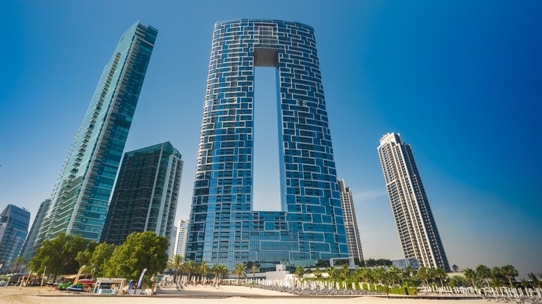 Vue extérieure de Five Luxe JBR, un hôtel de luxe dans le quartier JBR de Dubaï aux Émirats arabes unis, vues pendant la journée