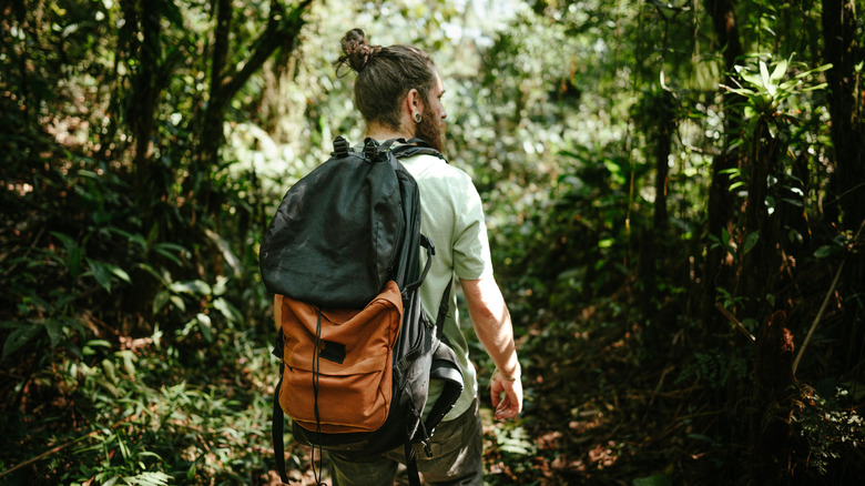 Homme à randonnée dans une jungle