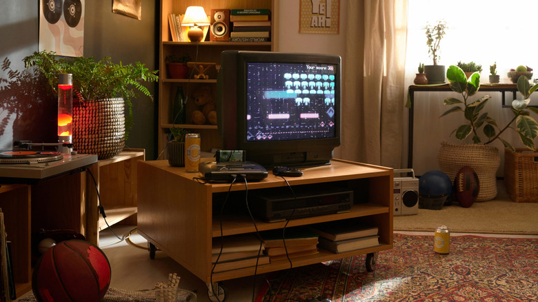 Un vieux TV CRT avec une console rétro connectée