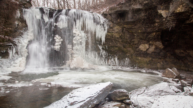 L'eau s'écoule sur Hayden Falls dans le réservoir de Griggs sur la rivière Scioto dans le centre de l'Ohio