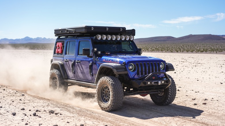 Une jeep traverse le désert