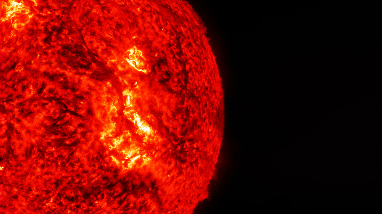 Une tempête solaire à la surface du soleil sur un fond noir