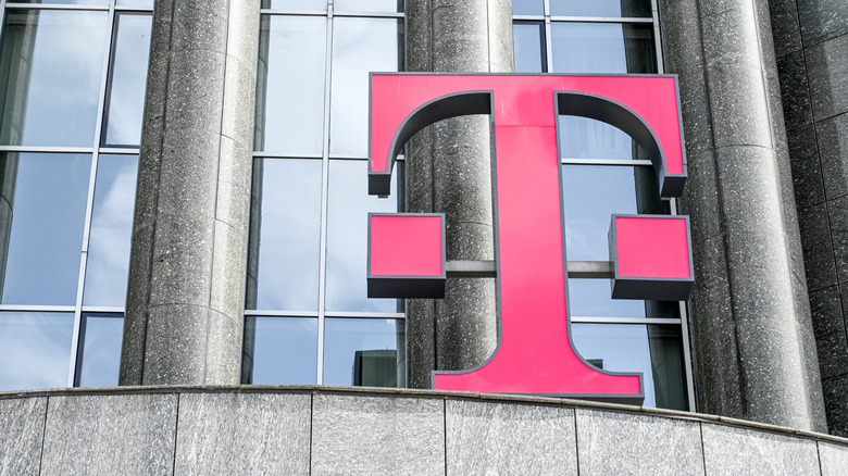 Logo T-Mobile au sommet du bâtiment