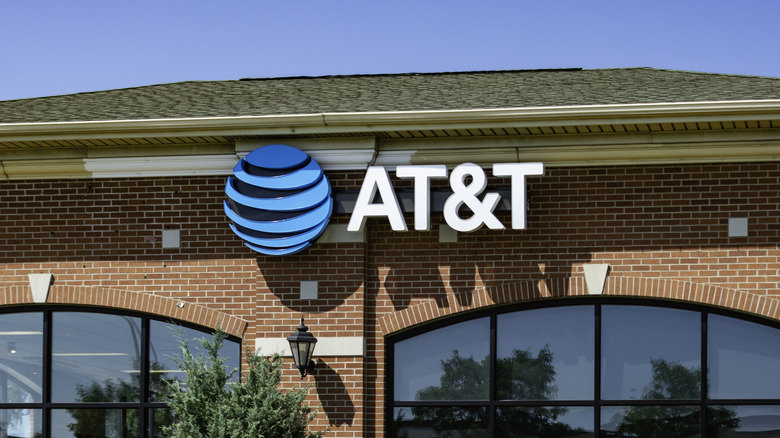 Logo AT&T en dehors du bâtiment pendant la journée