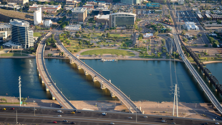 Une vue aérienne du lac Tempe Town