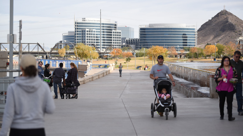 Les habitants profitent du chemin multi-usage près du lac Tempe Town