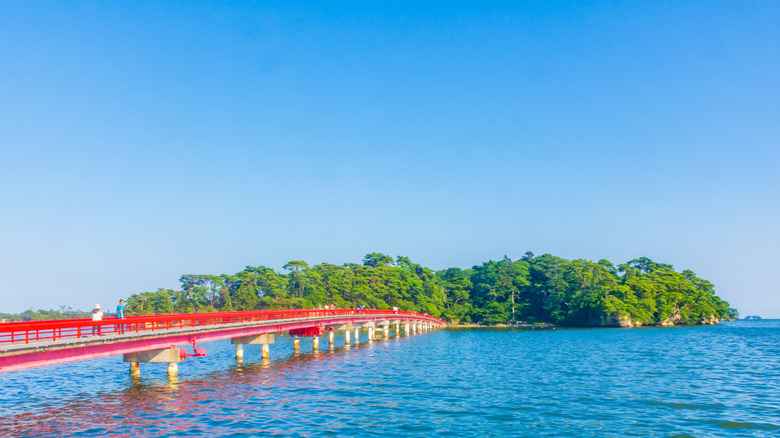 Le pont rouge de l'île de Fukuura sur l'eau vers une île