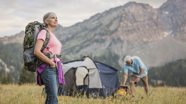 Les campeurs installent leur tente