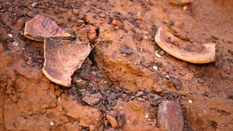 Poterie brisée sur un site archéologique de l'Arizona