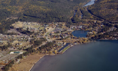 Le petit village de villégiature du Montana dans les Rocheuses est plein d'art et de charme au bord du lac