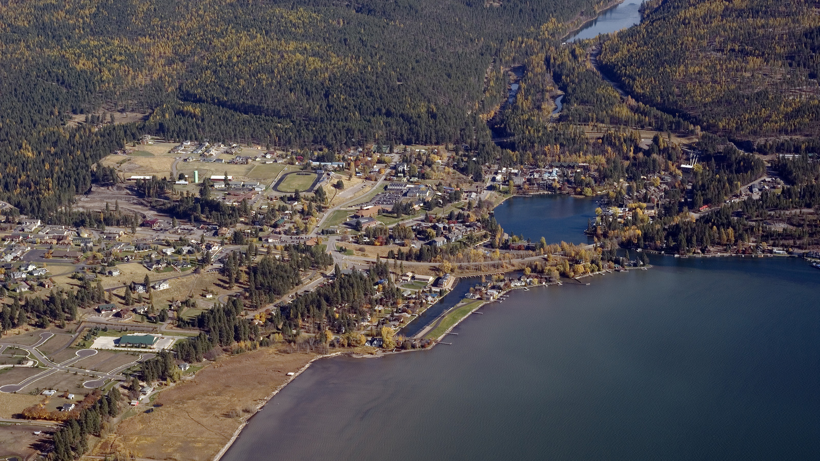 Le petit village de villégiature du Montana dans les Rocheuses est plein d'art et de charme au bord du lac