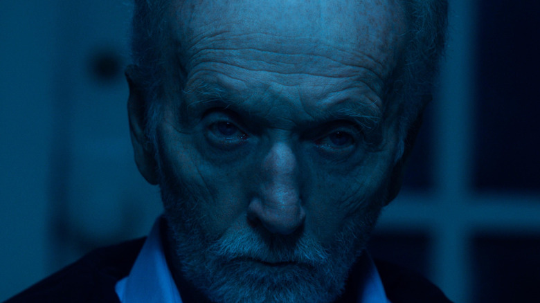 Tobin Bell comme John Kramer s'est baigné dans la lumière bleue dans la scie x