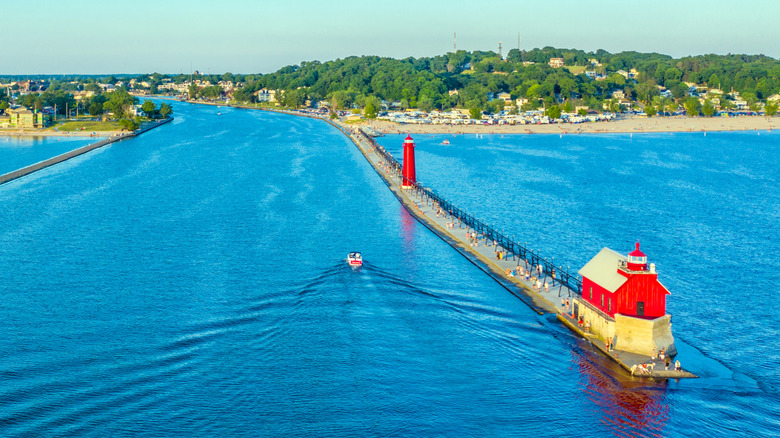 Pier conduisant à des phares entourés d'eau bleue