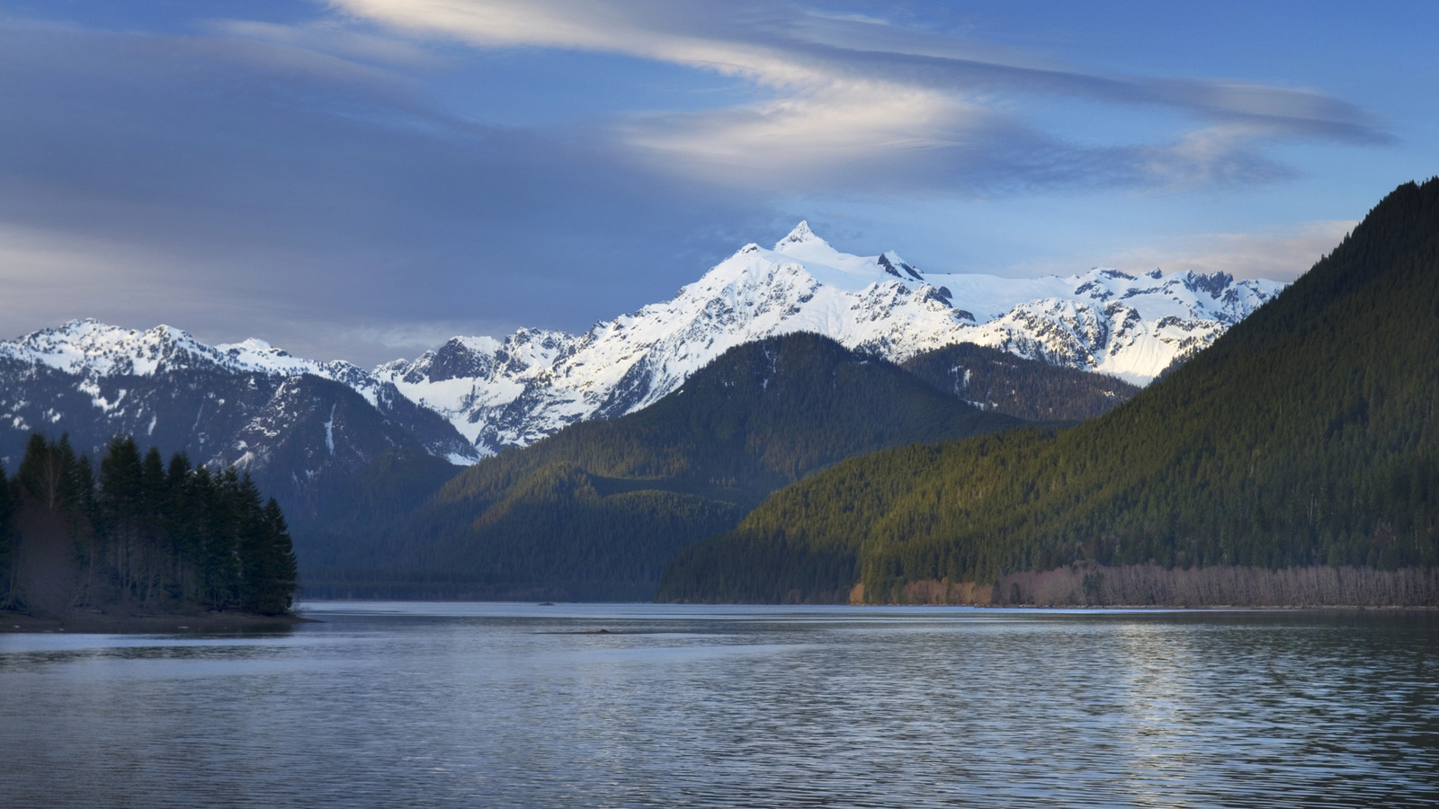 Un lac turquoise vierge dans les cascades nord de Washington a du camping, des sentiers faciles et du kayak