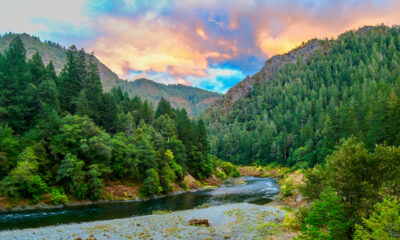 Une charmante ville de l'Oregon entourée de montagnes se vante des grottes impressionnantes et des vues panoramiques