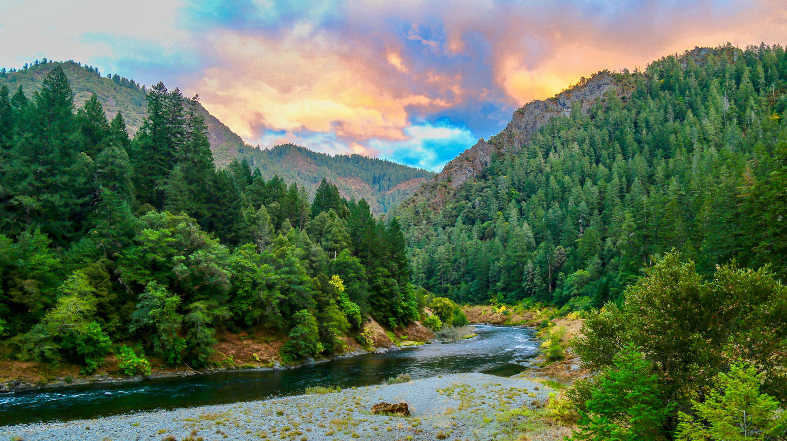 Une charmante ville de l'Oregon entourée de montagnes se vante des grottes impressionnantes et des vues panoramiques