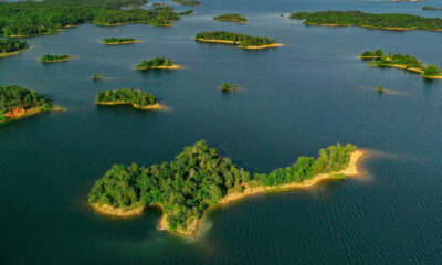 Le plus grand lac d'Arkansas propose des eaux cristallines et des randonnées panoramiques