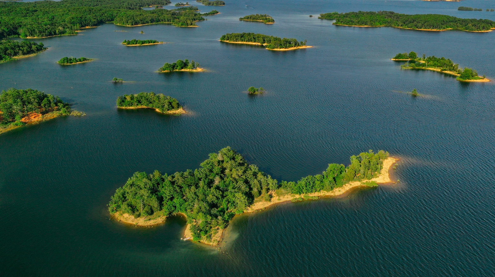 Le plus grand lac d'Arkansas propose des eaux cristallines et des randonnées panoramiques