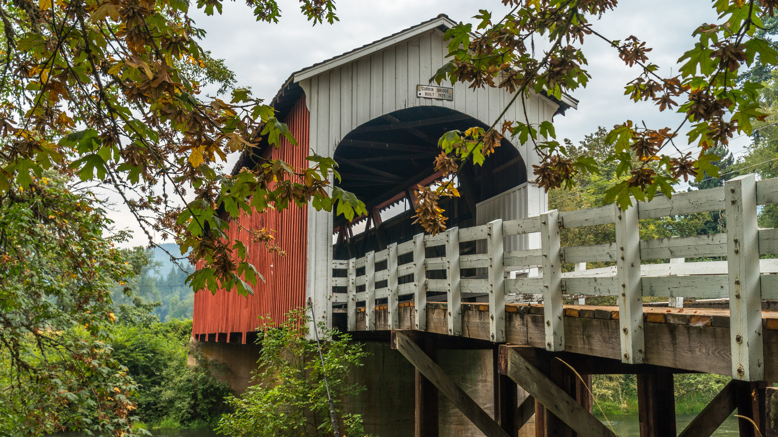 `` Couvre Bridge Capital '' de l'Oregon possède un charme classique de petite ville et une beauté naturelle sereine