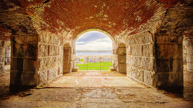 Une vue intérieure des ruines de Fort Popham, Maine