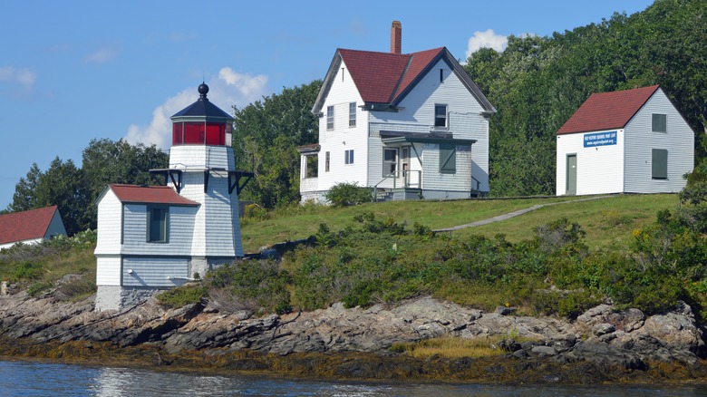 Squirrel Point Light se dresse sur la rive du Maine