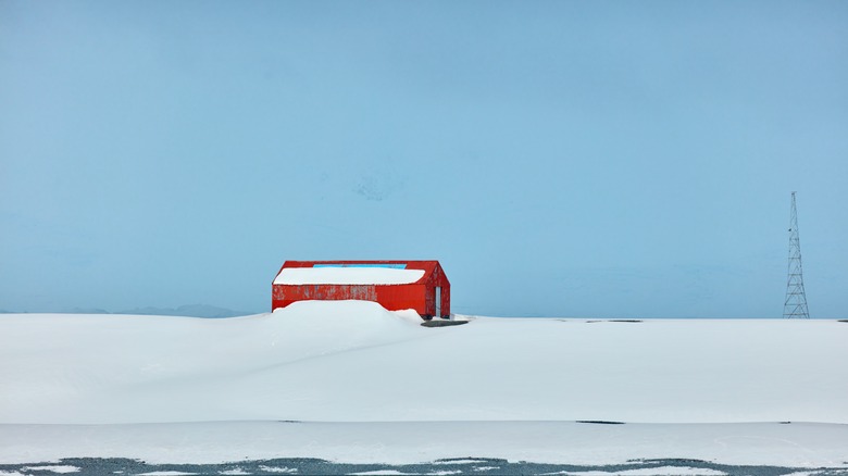 Base antarctique rouge isolé recouverte de neige