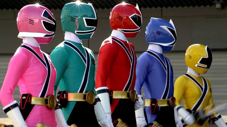 L'équipe principale debout ensemble dans leurs tenues de puissance de puissants Rangers Power Rangers de Mighty Morphin