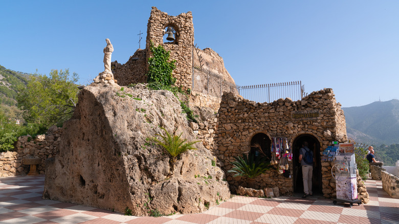 Structure d'ermitage pavée sculptée dans la roche à Mijas Pueblo Espagne