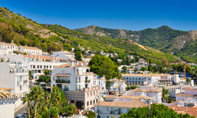 Ce village de montagne blanche à la chaux, près de la côte méditerranéenne de l'Espagne, est un paradis sous-estimé