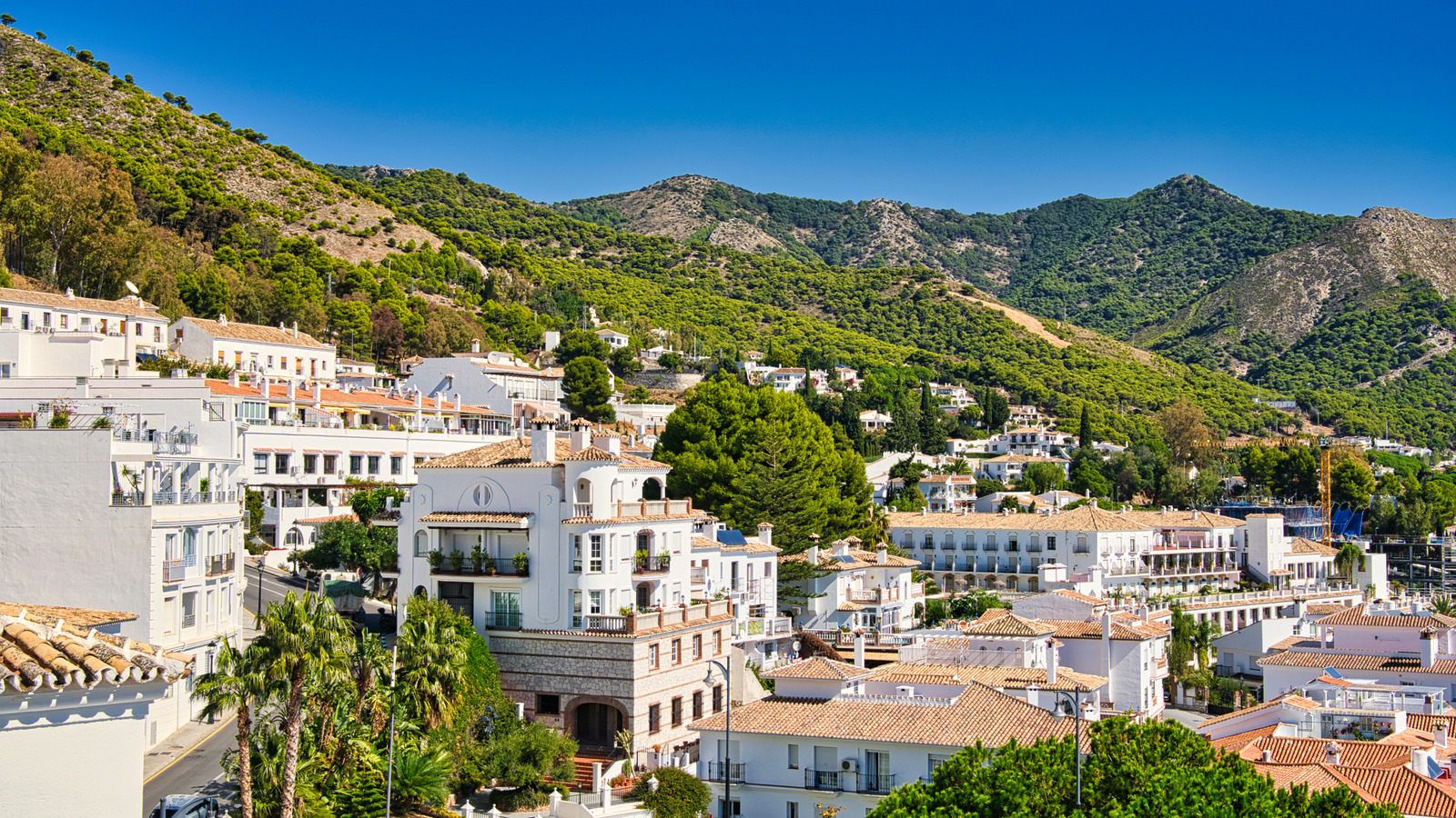 Ce village de montagne blanche à la chaux, près de la côte méditerranéenne de l'Espagne, est un paradis sous-estimé