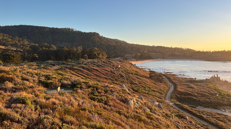 collines surplombant la plage du monastère en Californie