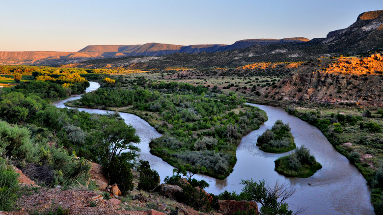 Un plan de paysage du Nouveau-Mexique rural avec des rivières, des arbres et des montagnes