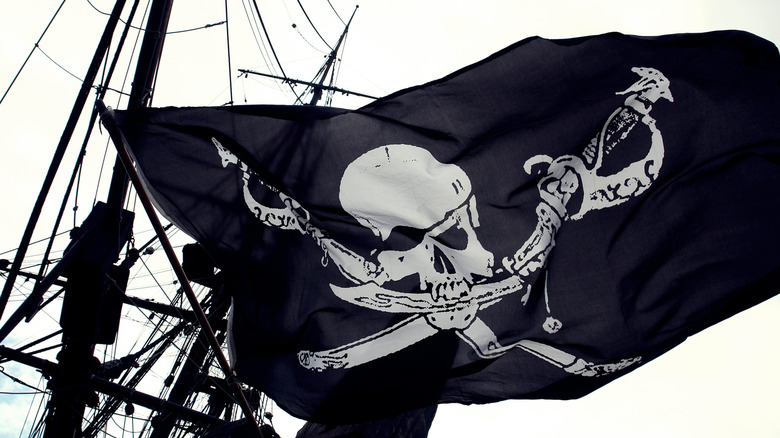 drapeau pirate noir avec un design de crâne traditionnel