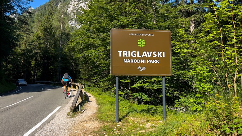 Cycliste et voiture sur le col