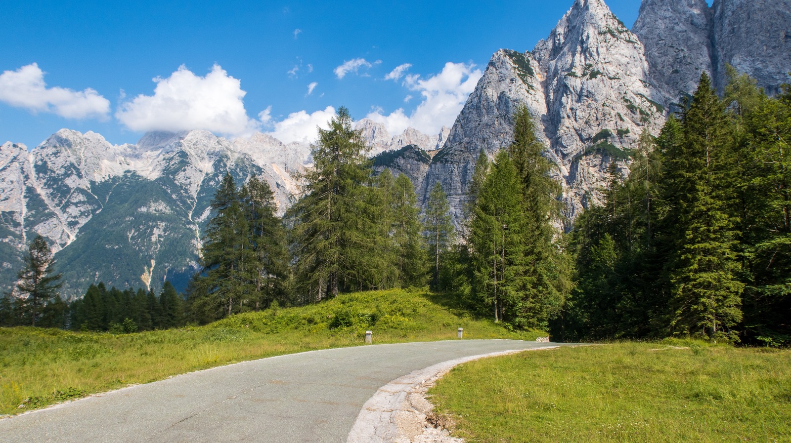 Le guide touristique de Rick Steves dit que cette passe montagneuse est l'une des meilleures voyages sur la route d'Europe