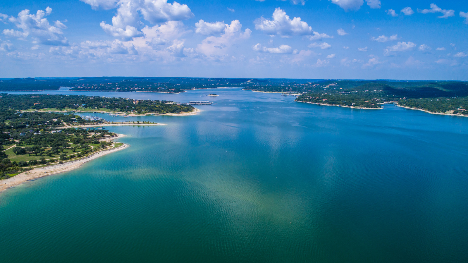 L'un des lacs les plus clairs du Texas est un paradis éblouissant près d'Austin pour de nombreuses loisirs de plein air