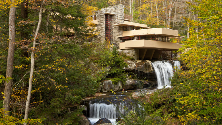 Le Fallwater House Museum est entouré d'arbres en Pennsylvanie