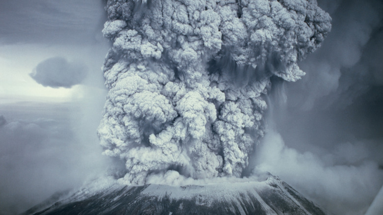 Un panache massif de fumée et de cendres s'élève d'un cracter volcanique