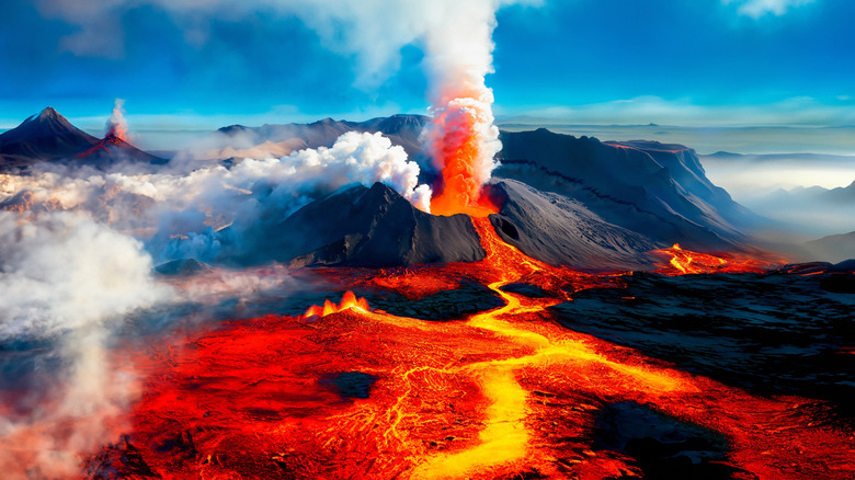 Un volcan en éruption et des kilomètres de lave en fusion se sont répandus au premier plan