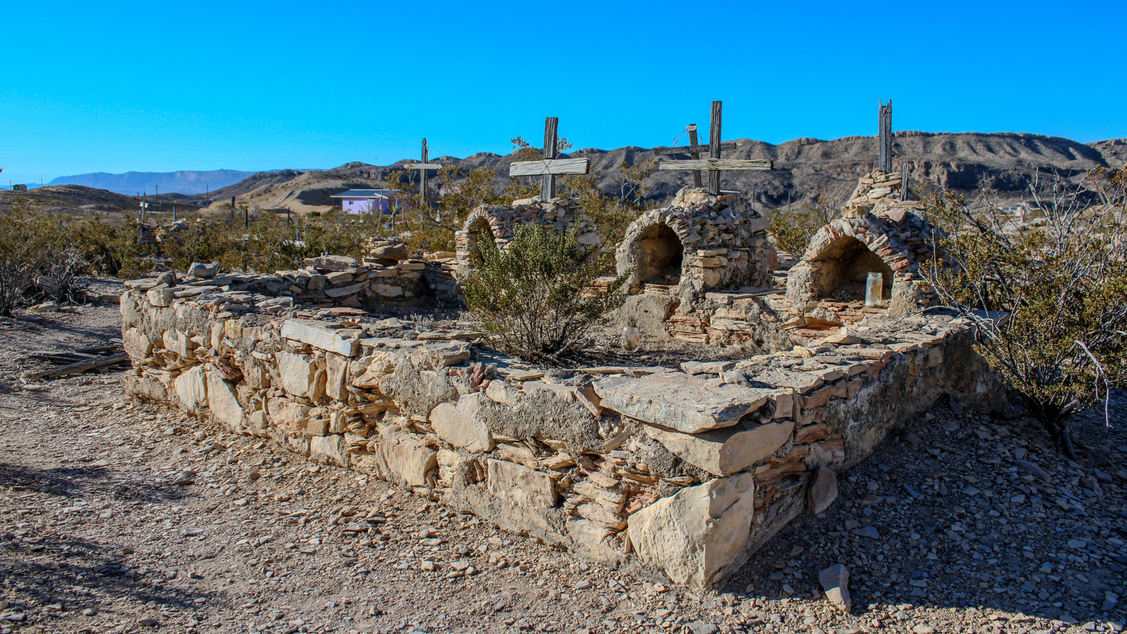 Juste à l'extérieur du parc national de Big Bend se trouve une ville fantôme du Texas sous-estimée avec des vibrations étranges