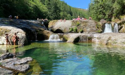 À seulement une heure de Portland, l'Oregon est un trou de baignade en cascade avec des falaises et une diapositive naturelle