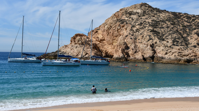 Falaises, bateaux, océan bleu, plage