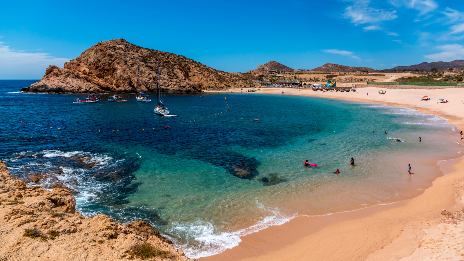 Une plage sous-estimée au Mexique Cabo San Lucas est un endroit panoramique pour nager avec du poisson local