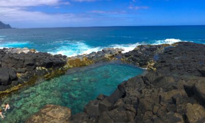 La piscine de marée dangereuse mais époustouflante d'Hawaï offre une aventure avec des risques