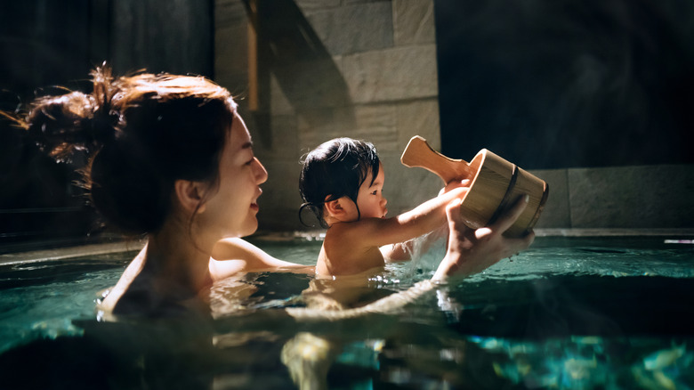 Une mère et un bébé trempent ensemble dans un onsen