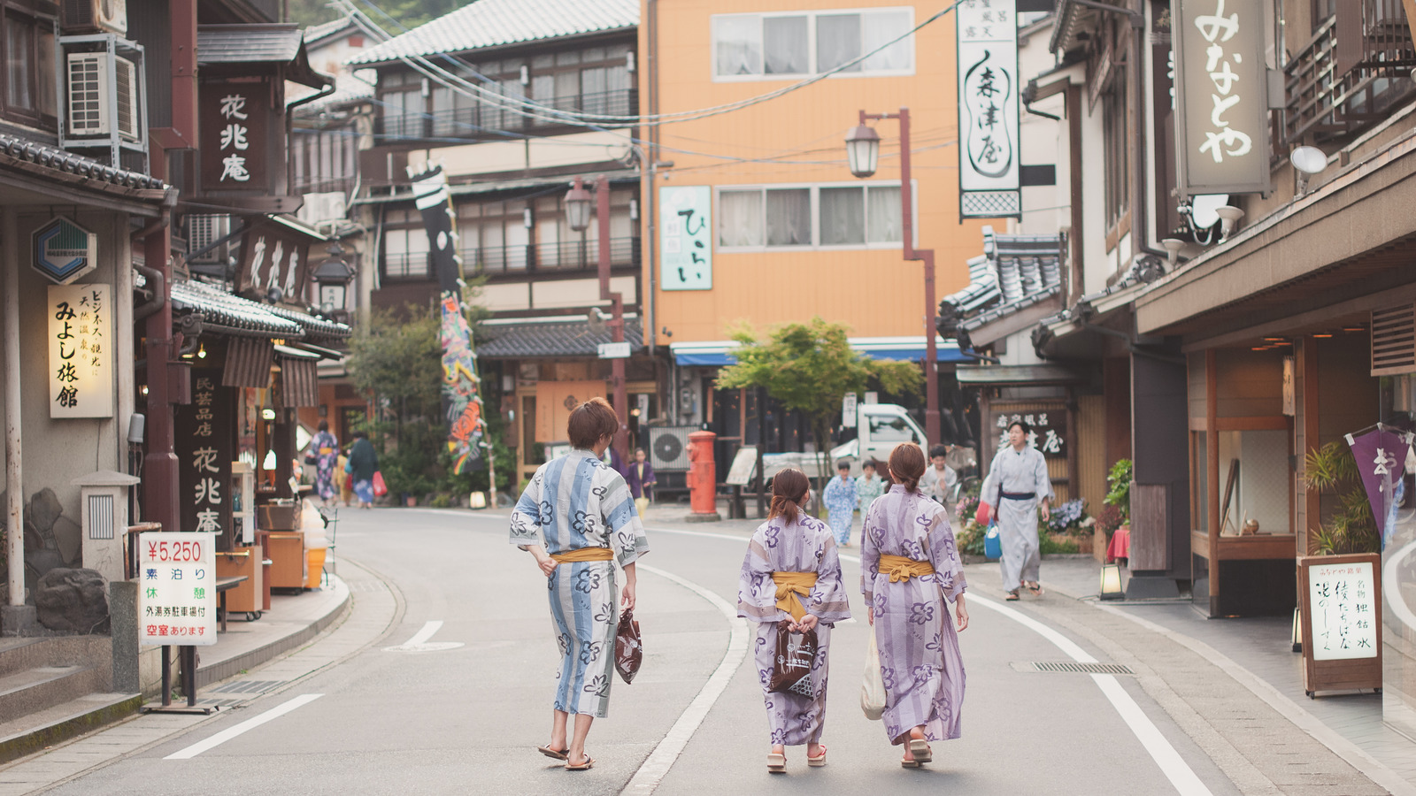 La meilleure ville d'onsen du Japon est une destination confortable et authentique entourée de montagnes