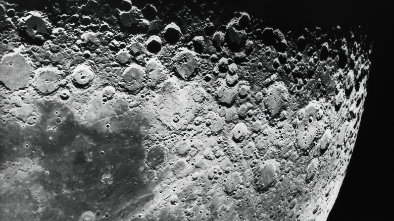 Craters à la surface de la lune