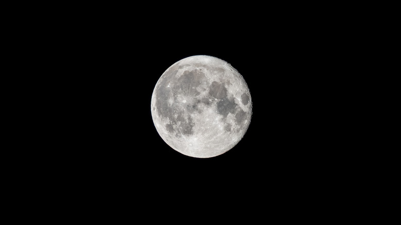 Pleine lune contre le ciel noir